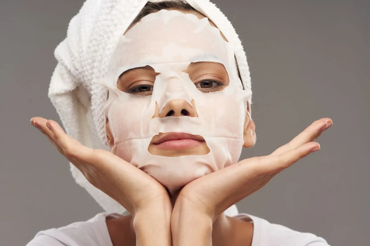 woman wearing face mask